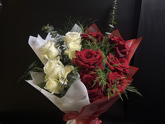 Beyaz K�rm�z� g�l kar���k buket